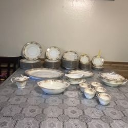 DISCONTINUED OLD VINTAGE NORITAKE PLATE SET (taking offers!)