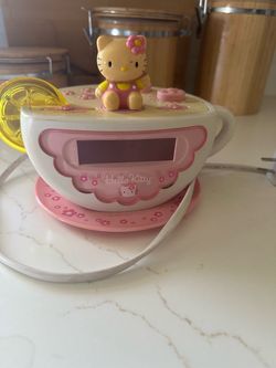 He’llo kitty teacup clock