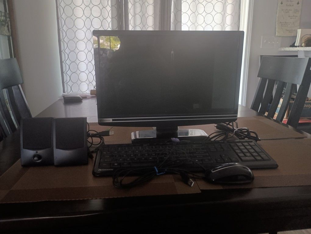 Gateway LCD Monitor, Keyboard & Speakers