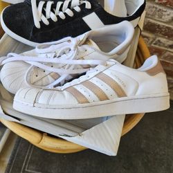 ADIDAS TENNIE SHOES 