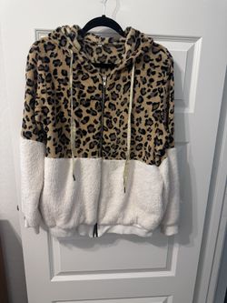 Woman’s hooded zipper fleece