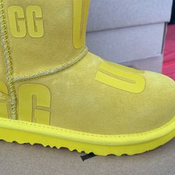 13 Kids Classic Mini Scatter Graphic Yellow Uggs