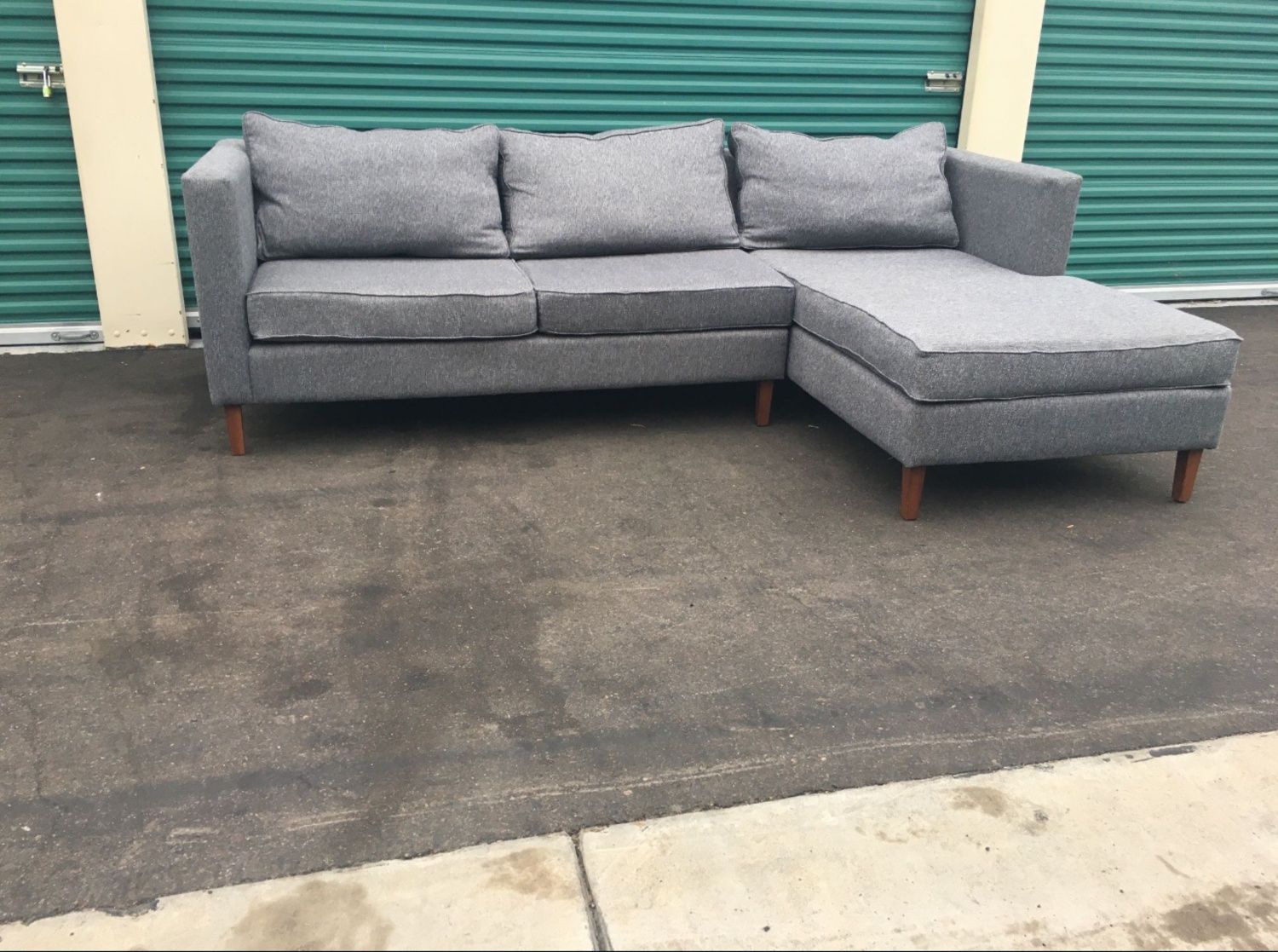 🛋 Jeromes Sectional Sofa