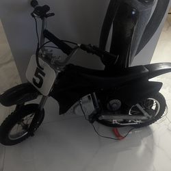 Razor in excellent condition new battery