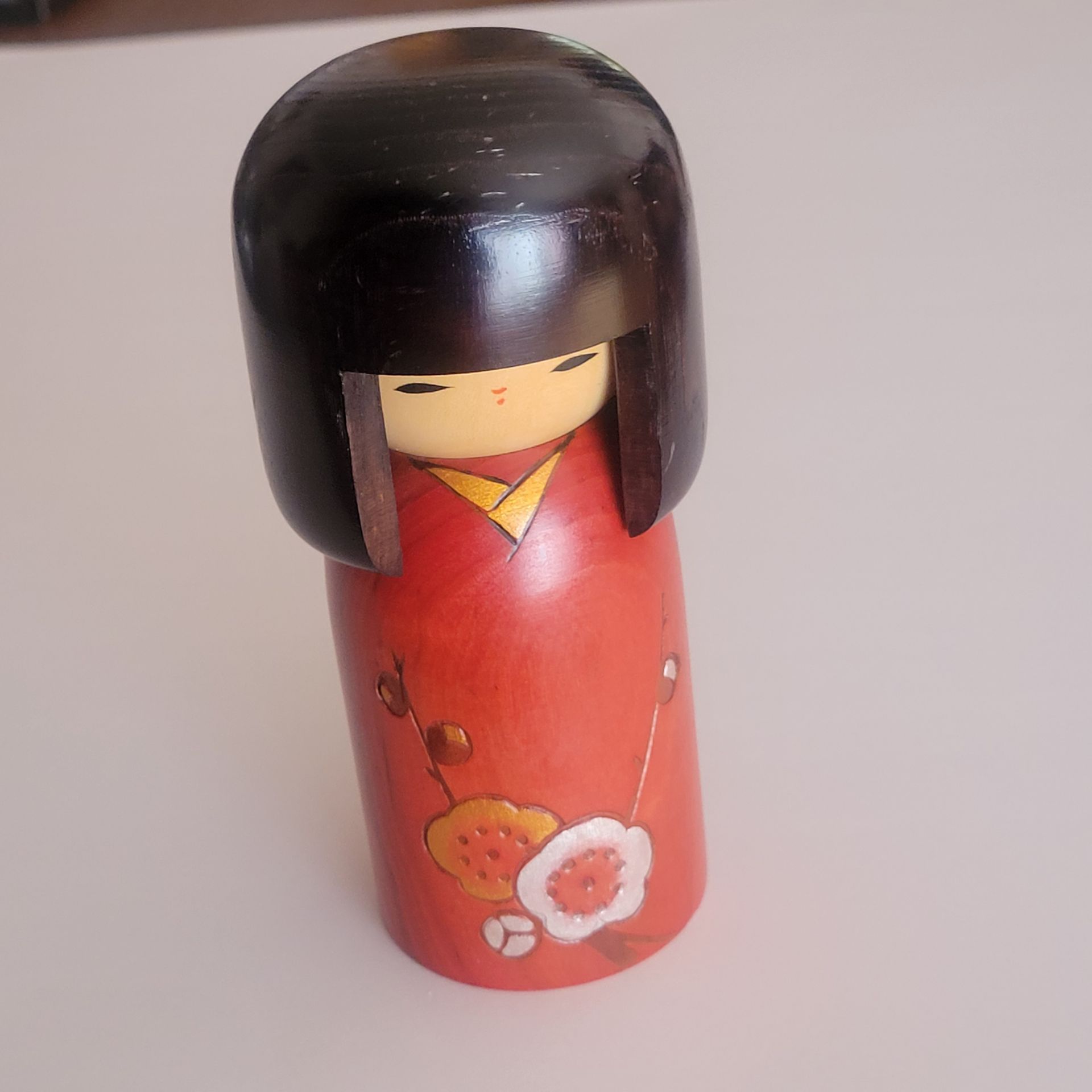 Vintage handmade Usaburo Japanese kokeshi doll red kimono with flowers
6" tall Figurine. Pre-owned, very good shape, display item. Please see
photos