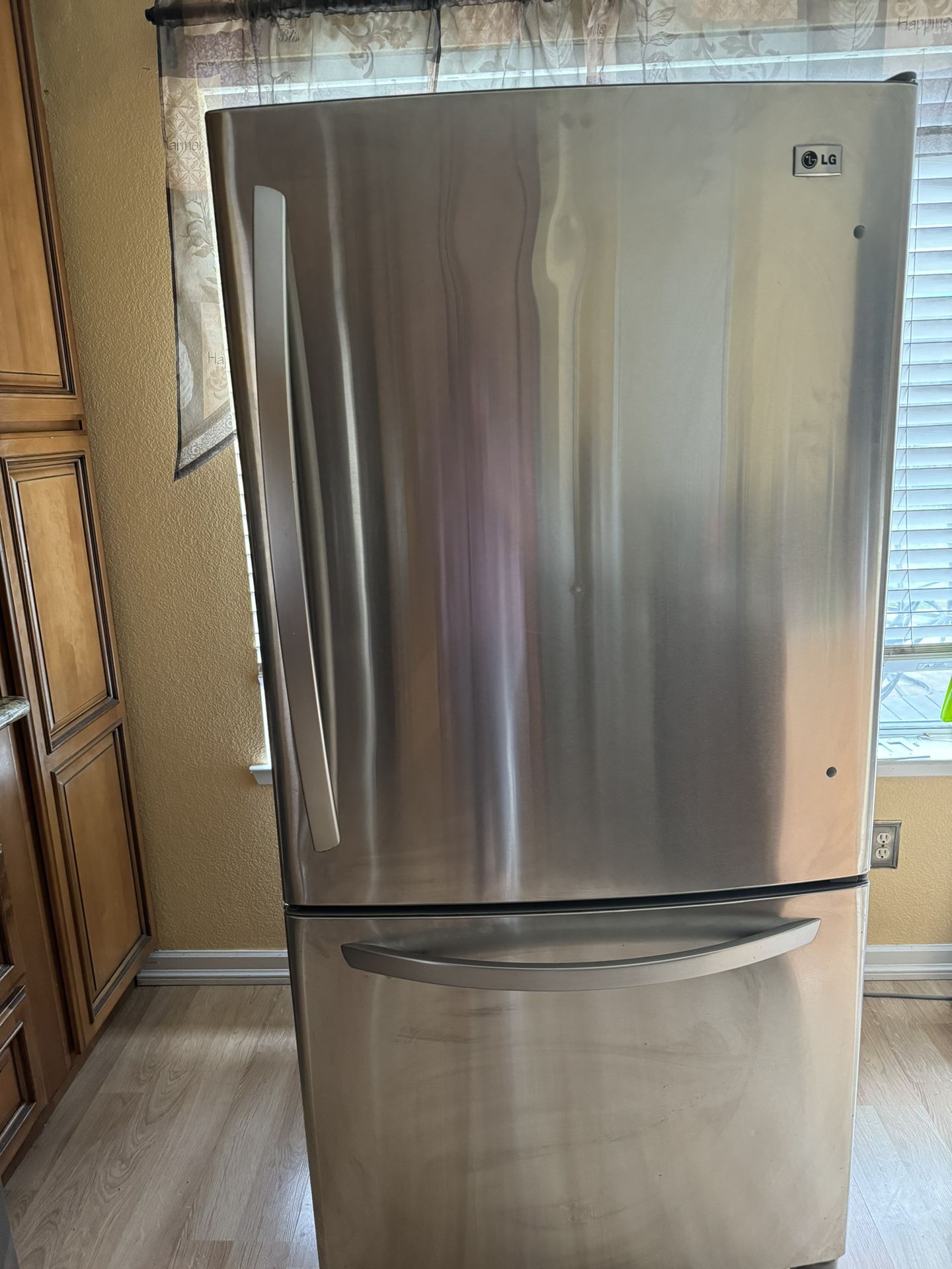 LG Refrigerator -broken 