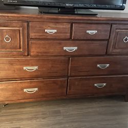 Free ! Dresser And 2 Nightstands