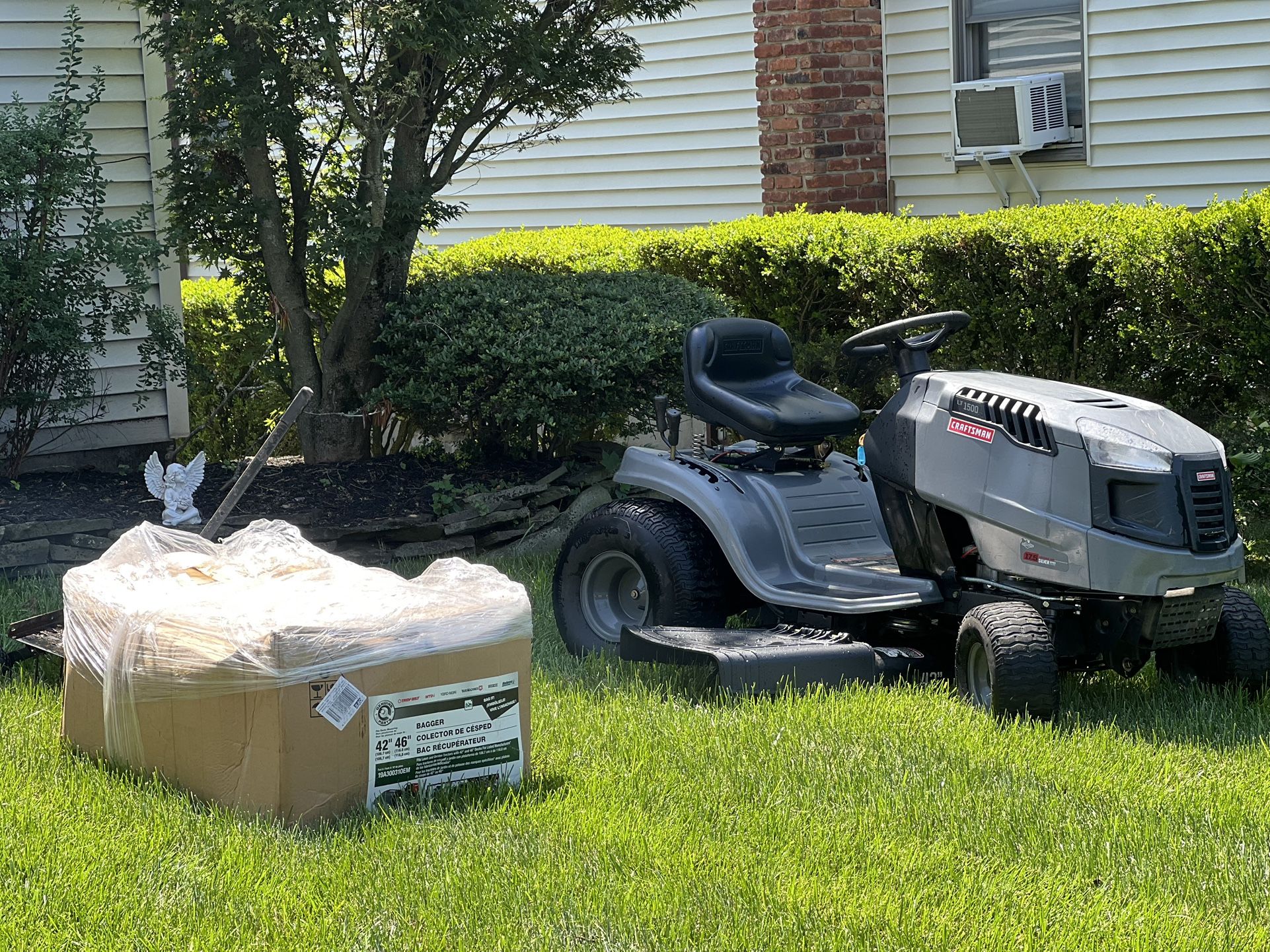 Craftsman 42” 3n1 Lawn Tractor with BNIB BAGGER AND MORE READ AD