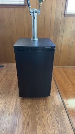 EdgeStar Dual-Tap Kegerator - Complete Setup & Collectible Handles