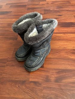 Snow boots size 9