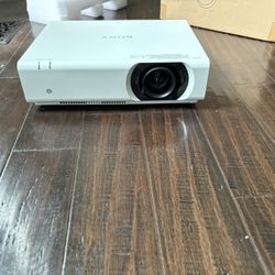 Sony VPL-CH375 LCD Projector 1125p HDTV 16:10 White