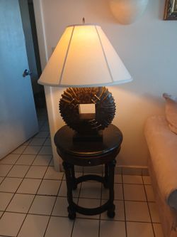 Mesa de madera con lampara de Madera tallada