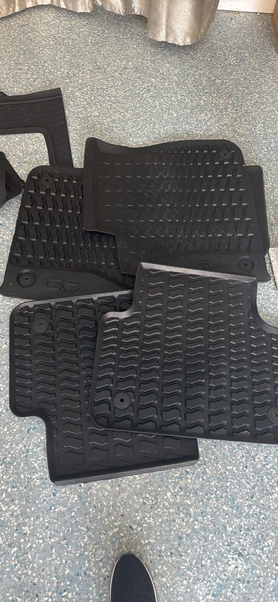 Good Conditions Car Mats