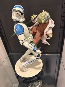 Star Wars Yoda vs Clone Trooper Diorama Statue