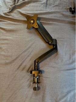 Ergonomic single monitor arm