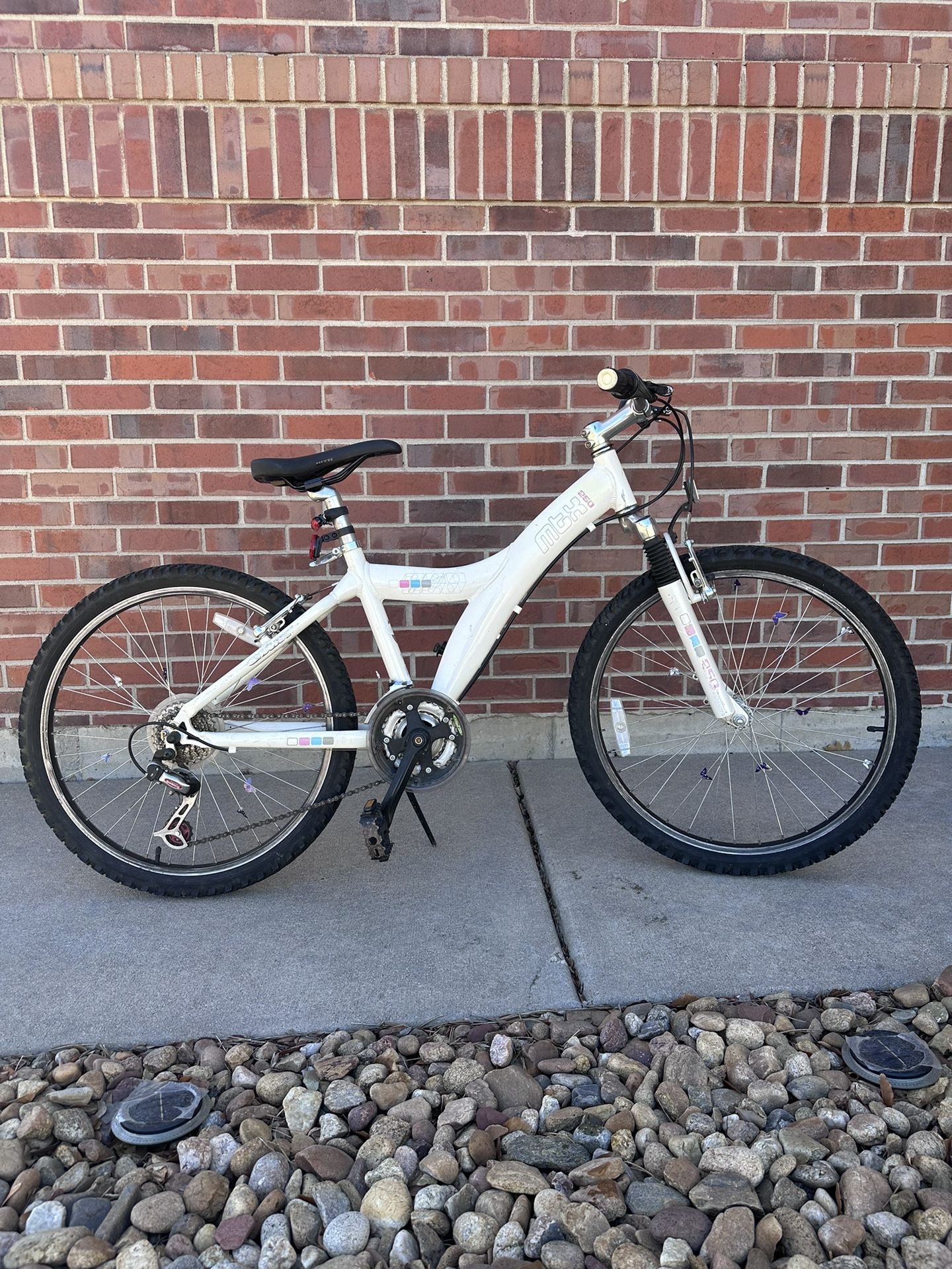 Giant MTX 225 Boys 24" wheels, White