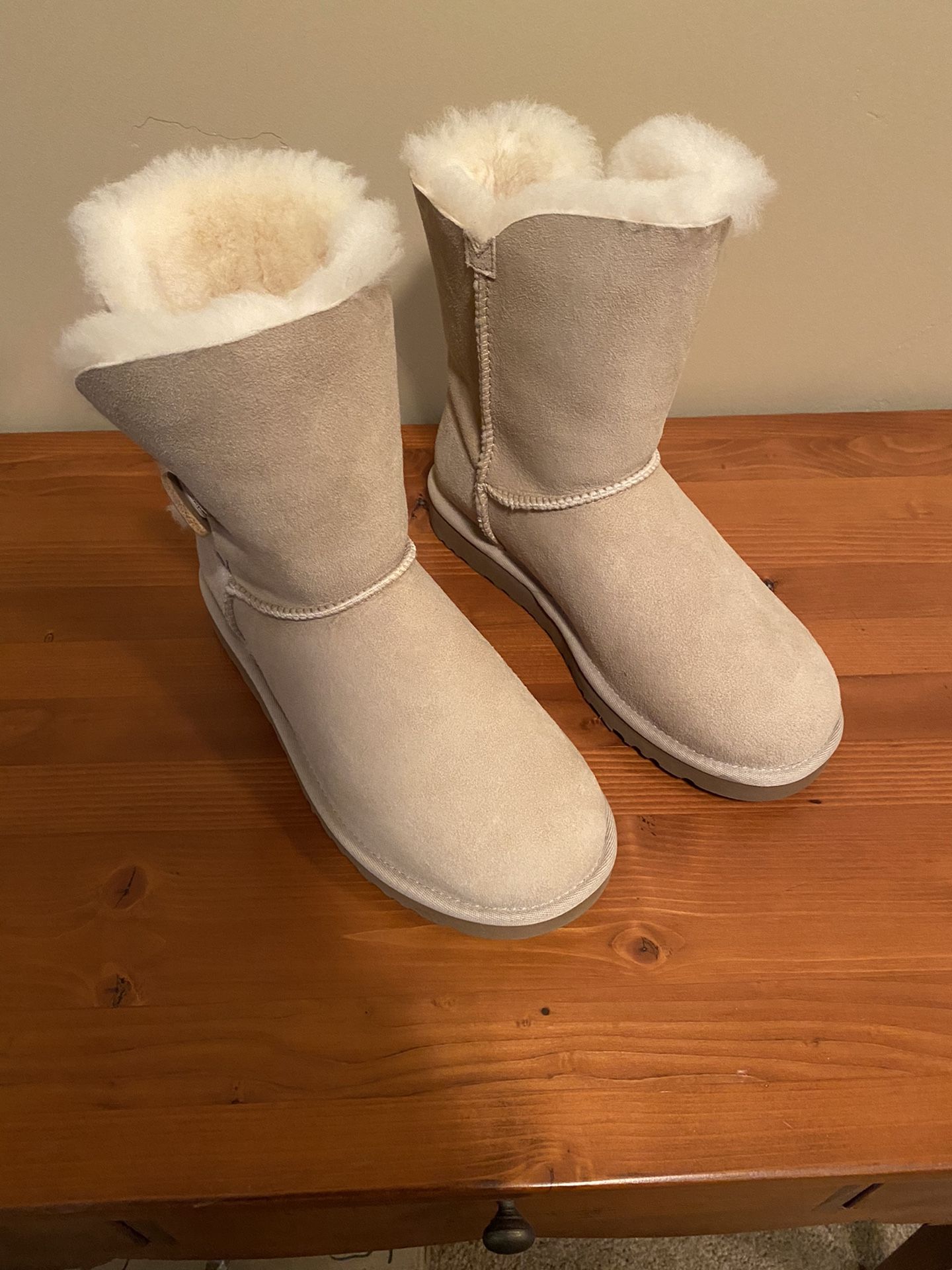 UGG sand boot - size 8