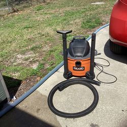 RIDGID 6 gallon wet dry vacuum on wheels