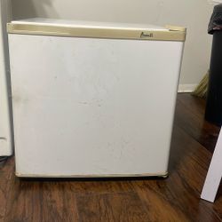 Avanti mini Fridge