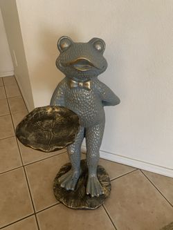 Butler Frog Garden Statue Side Table Or Bird Feeder for Sale in Mesa, AZ -  OfferUp