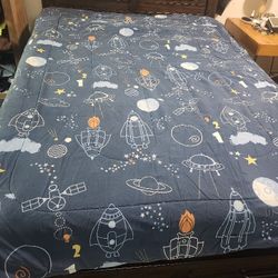 2 Reversible Glow In The Dark Twin Comforters with 2 Pillow Cases. 