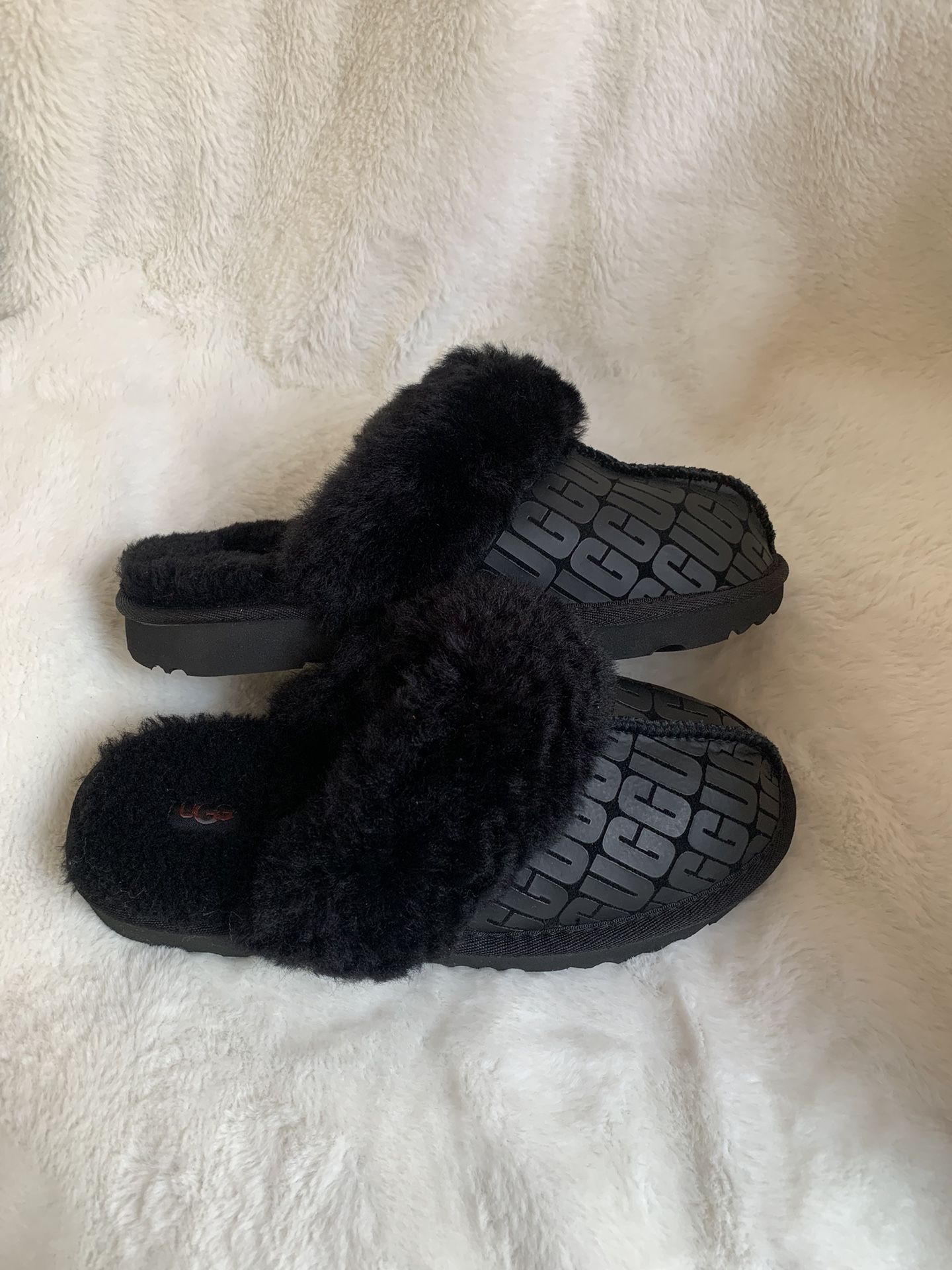 New UGG Slippers Size:4Y