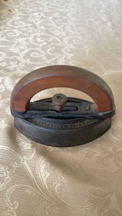 ANTIQUE CAST IRON SAD IRON w SNAP ON HANDLE