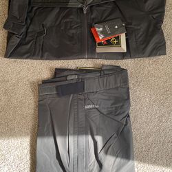 Size Large Rain gear  Mountain Hard Wear