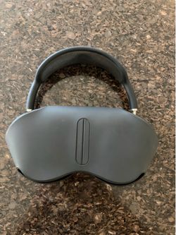 AirPods Max with lightning connector