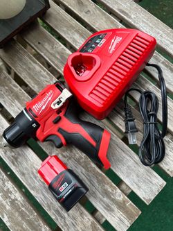 Milwaukee Compact Drill, battery 2.0ah M12 charger