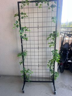 Exhibidor de rejilla con ruedas + decoración – $45