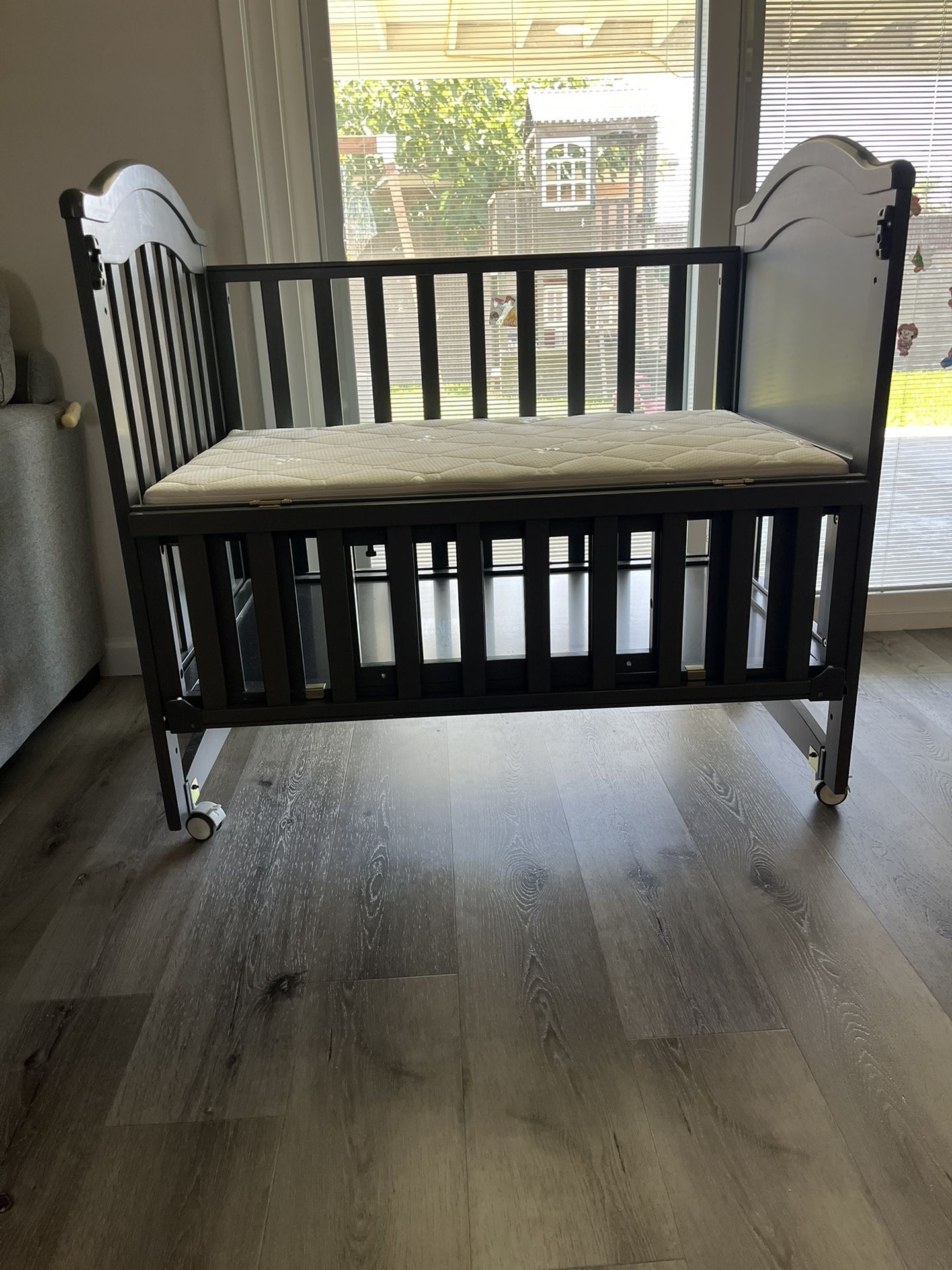 Baby crib ,Gray ,Pre-owned