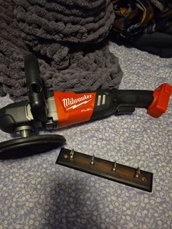 Milwaukee 7 in. Polisher