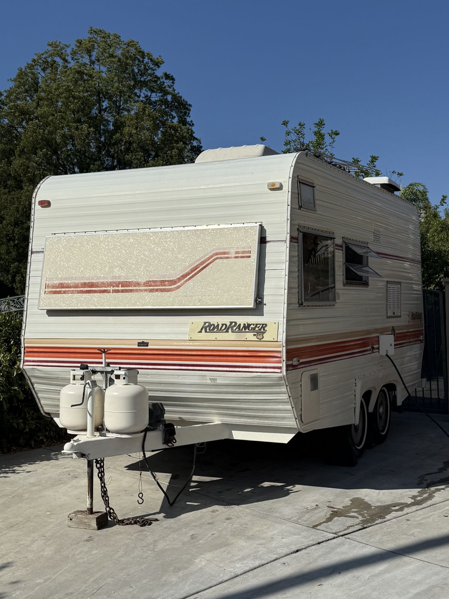1982. {ROAD RANGER}.. !!TRAVEL TRAILER!!18 feet !!Roof A/C…
