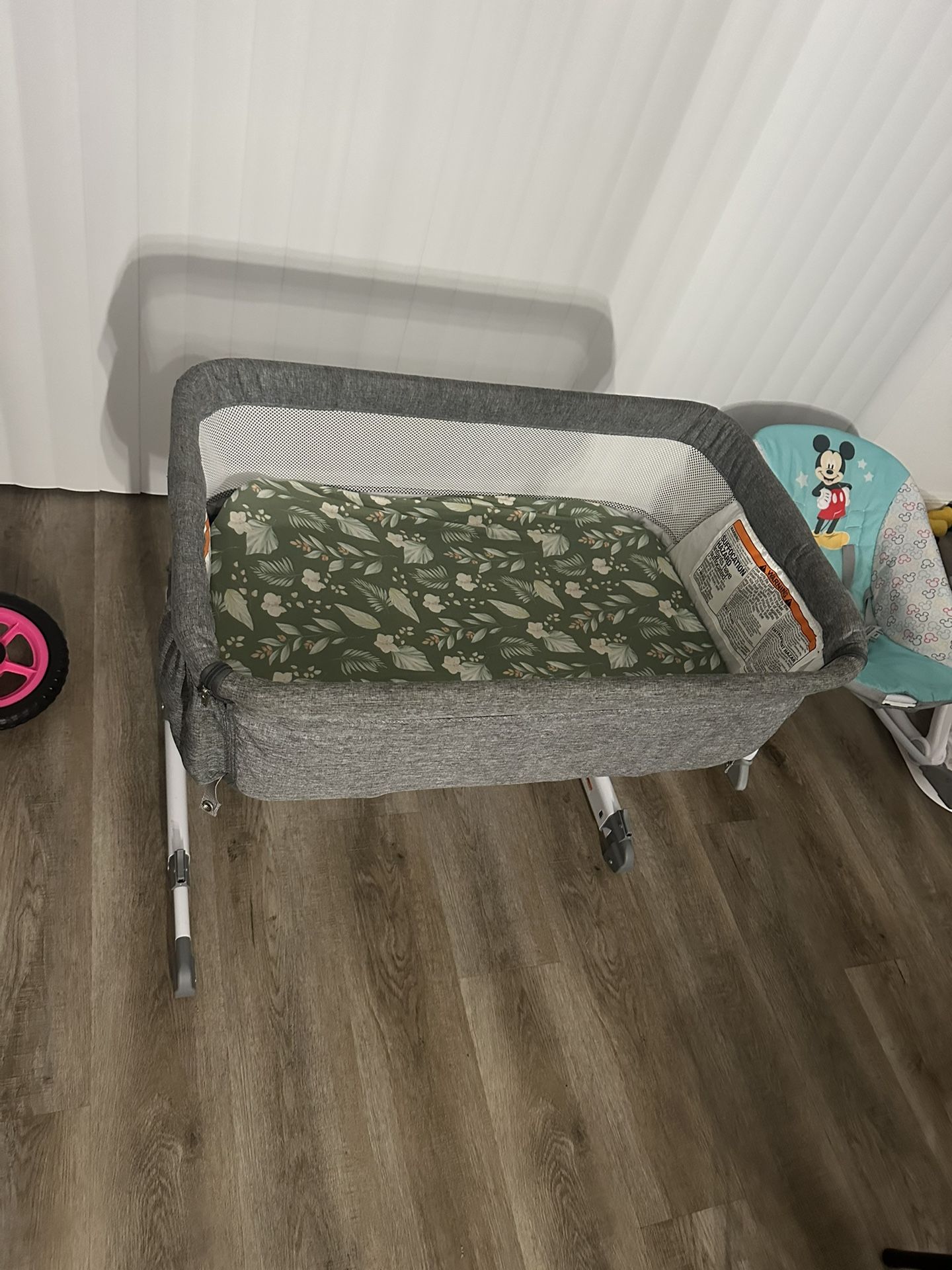 Delta Children Simmons Kids Dream Bedside Bassinet with Zip-Down Side Wall – Convenient Baby Sleeper with Breathable Mesh and Adjustable Heights - Lig