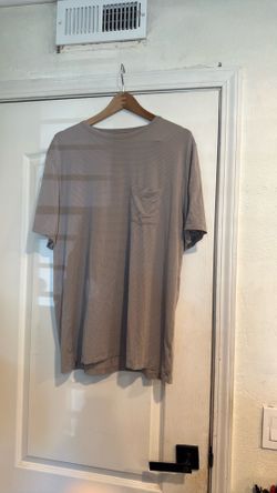 Men’s Vuori shirt size XL