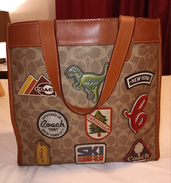 Authentic COACH Field Tote In Signature Canvas  Witb Patches