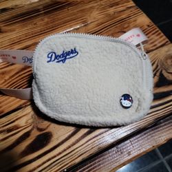 DODGERS FANNY PACK HELLO KITTY NIGHT