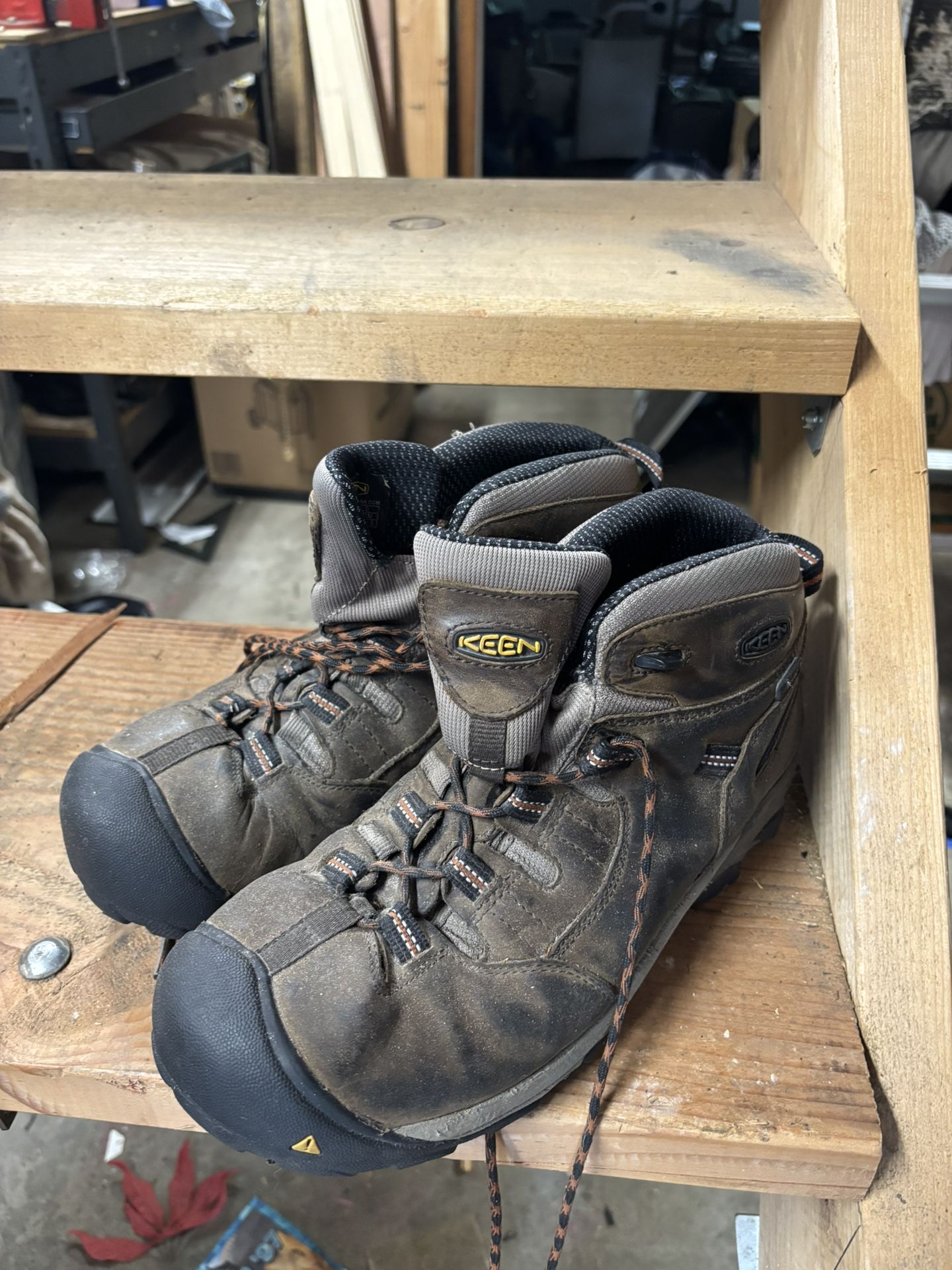 LOW PRICE MOVING- KEEN MENS $260 + TAX RETAIL HIKING BOOTS 