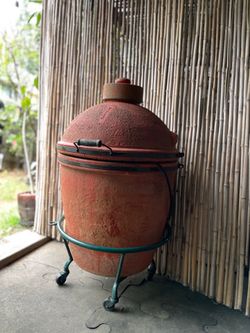 Japanese Kamado Grill.  Big Green Egg.