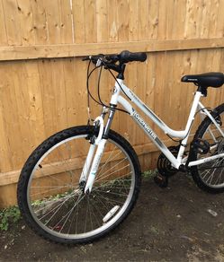 26 inch RoadMaster Granite Peak 18 speed ground assault. white