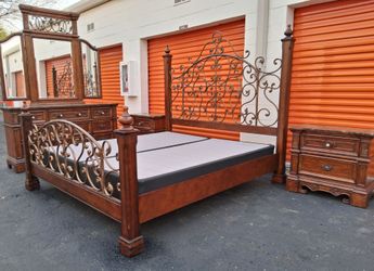 Kng Sz Bd St With Base Good Condition