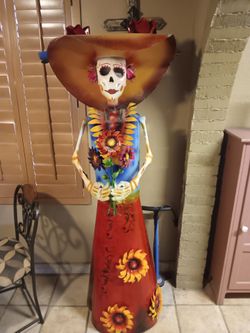LA CARINA Metal Sculpture