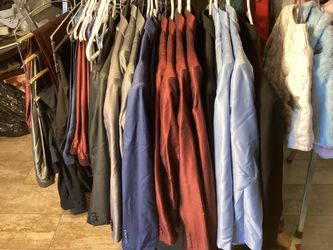 Tengo much is Trajes de Hombre. Talla small / Med / large / extra Large. A $30.00 Por  el traje de 3 Piesas