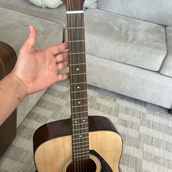 Guitar Yamaha FG acoustic – great for beginners or casual players