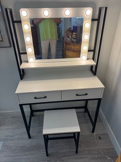Lighted Vanityw/bench seat