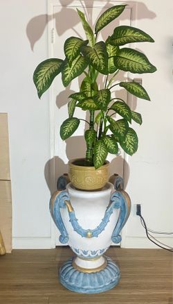 decorative urn / pedestal.