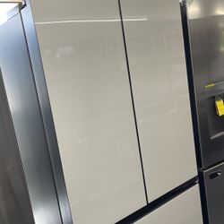 New Scratch And Dent Samsung 28 Cu Ft White Glass French Door Fridge. 1 Year Warranty 
