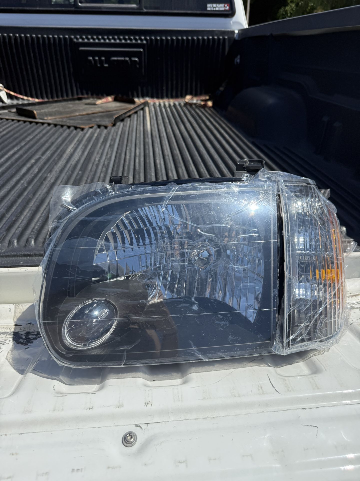 Xtune Toyota Tundra Double Cab 05-06 OEM Style Headlights