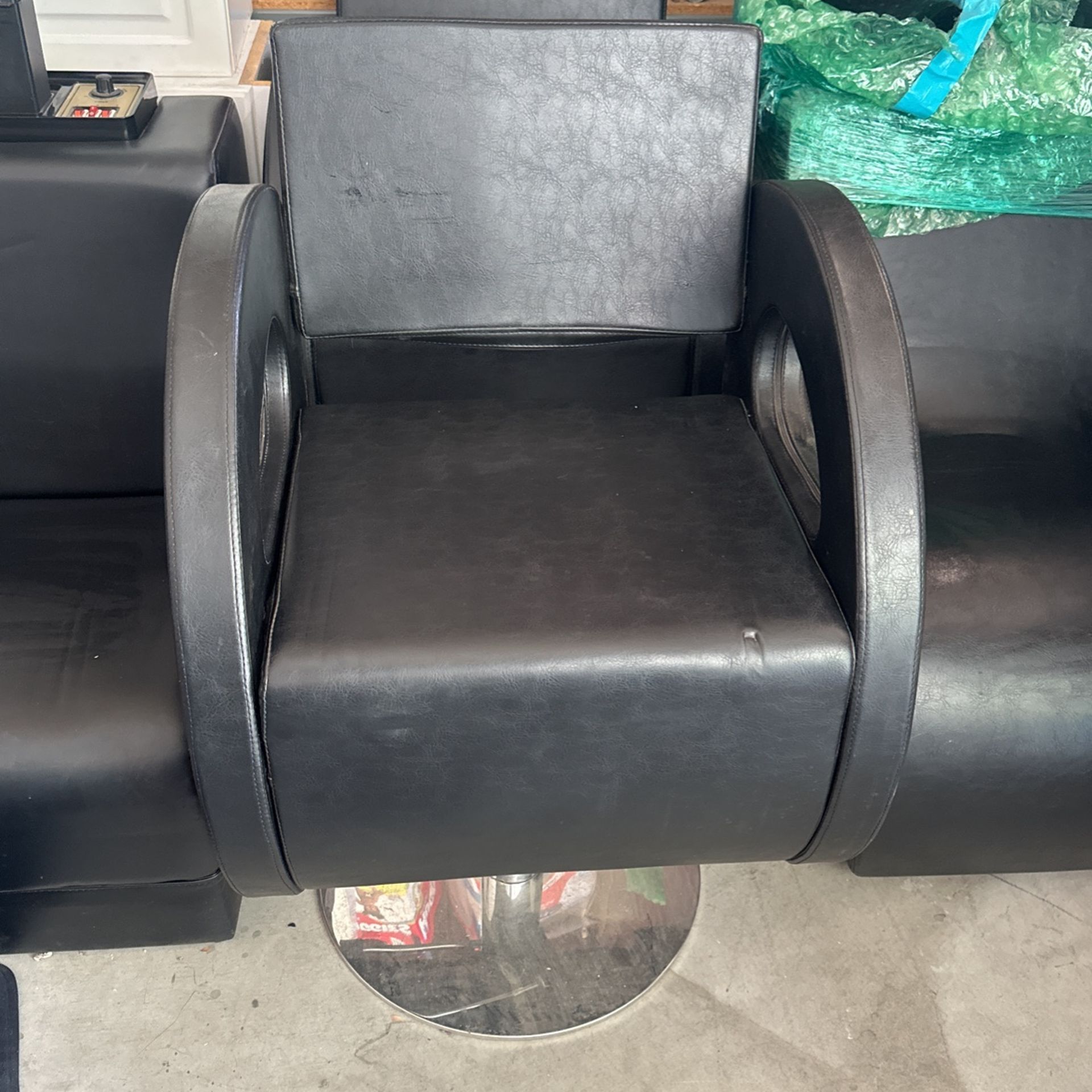 1 Wide European Stylist Chair